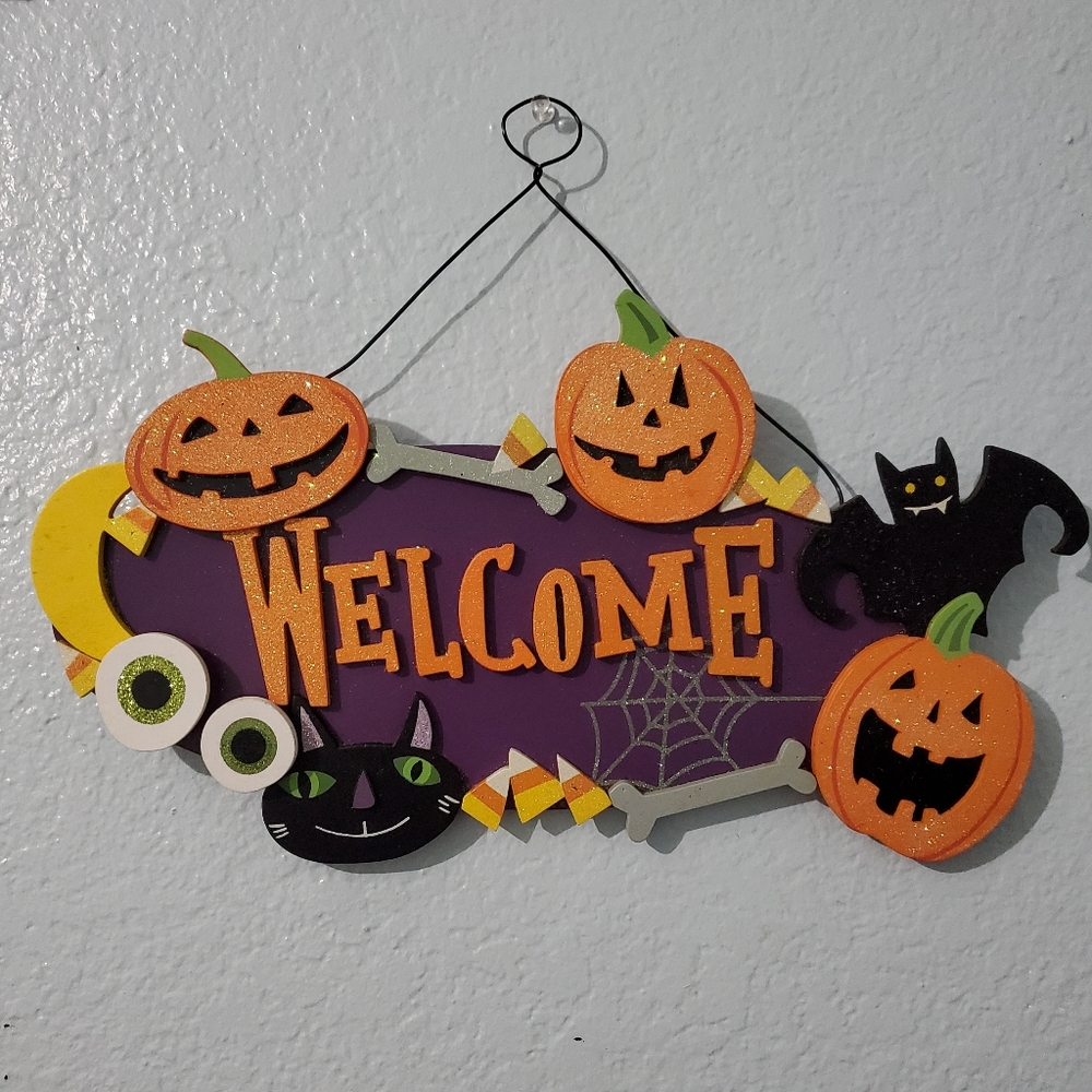 2010 Kohl's Sparkle Halloween Welcome Wall Decoration. In very good condition.